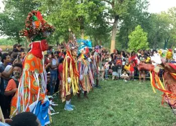 Baile de Yancunú o Wuaranaguá, en un parque de el barrio de el Bronx, Nueva York, efectuado en 2020.