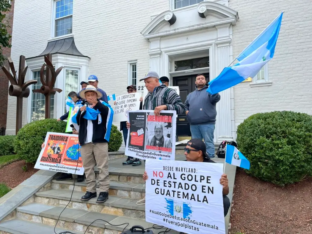 Migrantes guatemalteco0s y líderes de organizaciones de connacionales del área de Washington D.C. y Maryland se hicieron presentes frente a la Embajada de Guatemala en Estados Unidos para protestar contra las acciones antidemocráticas del Ministerio Público y un jjuez que apuntan a sabotear los resultados electorales. (Fotografía en X, antes Twitter: Alvaro Montenegro) – SoyMigrante.com REVISTA