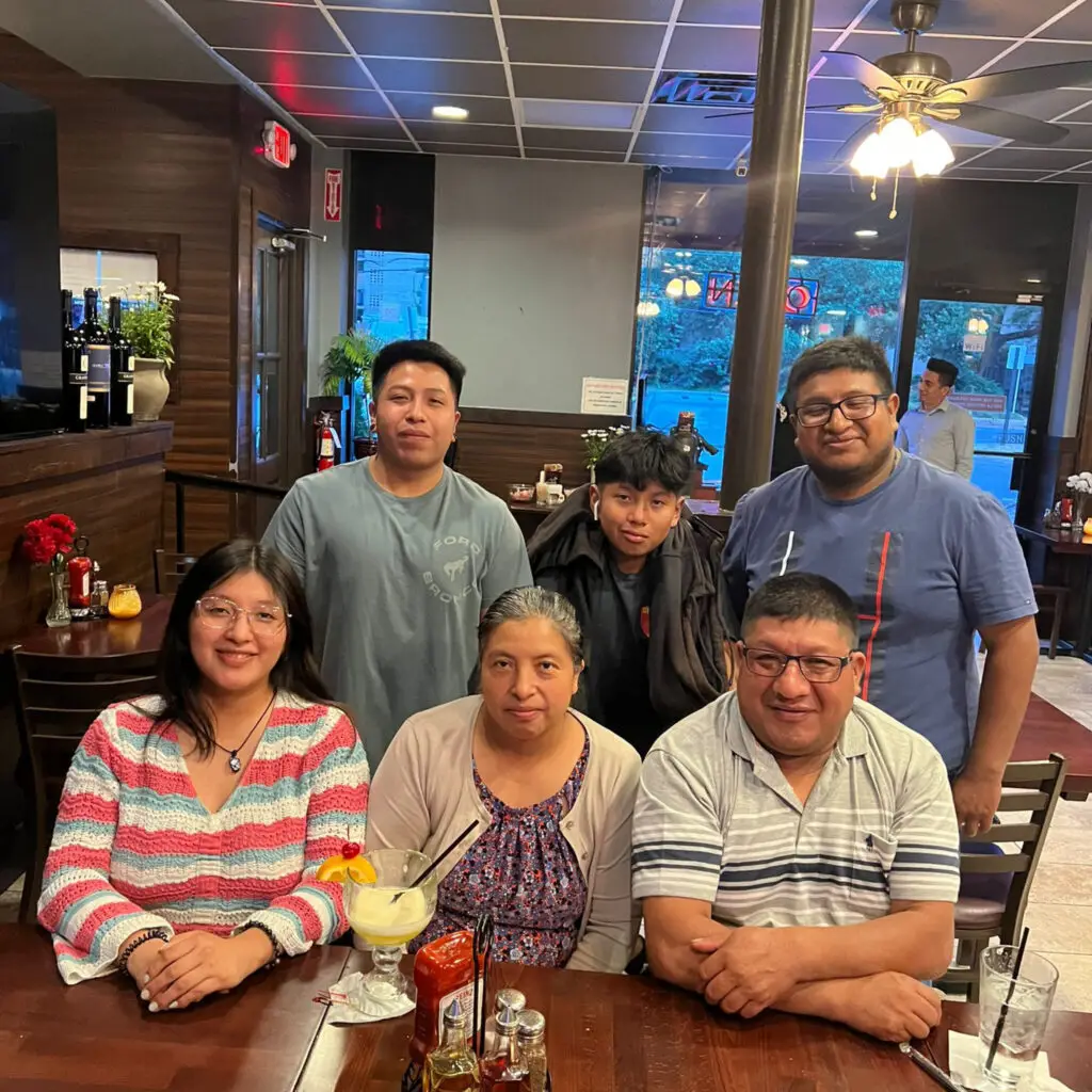 Después de varios años han logrado reunificarse, sus hijos trabajan y estudian mientras apoyan los fines de semana en el negocio familiar, el hijo mayo de Juana se graduó de la universidad en Guatemala – SoyMigrante.com REVISTA Después de varios años han logrado reunificarse, sus hijos trabajan y estudian mientras apoyan los fines de semana en el negocio familiar, el hijo mayo de Juana se graduó de la universidad en Guatemala – SoyMigrante.com REVISTA