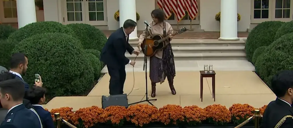 La vicepresidenta de Estados Unidos anunció la presentación de Gaby Moreno en la gala por el Mes de la Herencia Hispana en la Casa Blanca. – SoyMigrante.com REVISTA La vicepresidenta de Estados Unidos anunció la presentación de Gaby Moreno en la gala por el Mes de la Herencia Hispana en la Casa Blanca. – SoyMigrante.com REVISTA