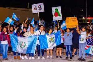 La alegría no faltó sin restarle nada de seriedad y convicción a esta reunión de compatriotas guatemaltecos para pedir por la paz y el Estado de Derecho en el país. – SoyMigrante.com REVISTA