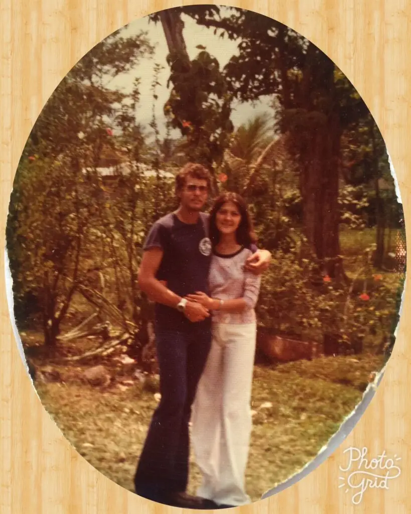 Los recuerdos permanecen en fotografías Ana y Douglas en época de novios