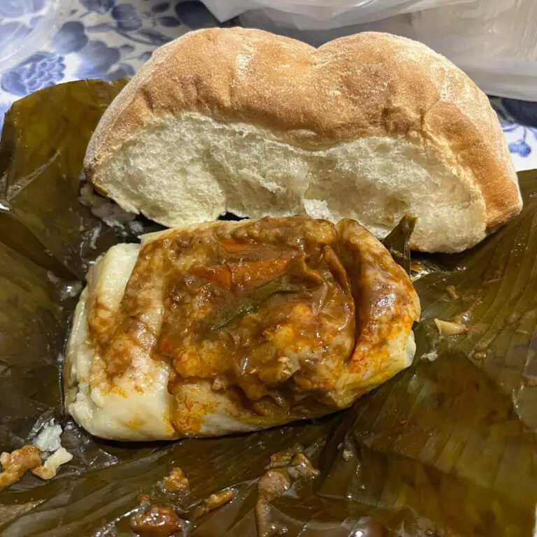 Tamales de arroz con pan francés