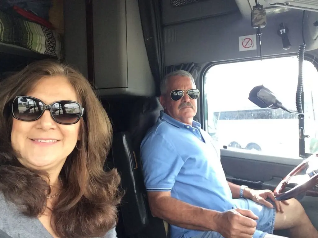 Los esposos Halliday fundaron la compañía de trasportes en Estados Unidos siendo este una empresa de éxito en el país, Douglas falleció hace cinco años, su esposa Ana lidera ahora parte de la compañía – SoyMigrante.com REVISTA Los esposos Halliday fundaron la compañía de trasportes en Estados Unidos siendo este una empresa de éxito en el país, Douglas falleció hace cinco años, su esposa Ana lidera ahora parte de la compañía – SoyMigrante.com REVISTA