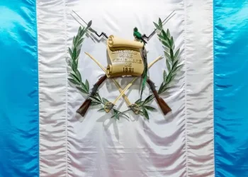 Azul y blanco llevan dos siglos en la bandera de Guatemala