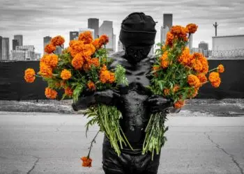 Artista tzutujil efectúa performance en Houston a la memoria de almas de migrantes