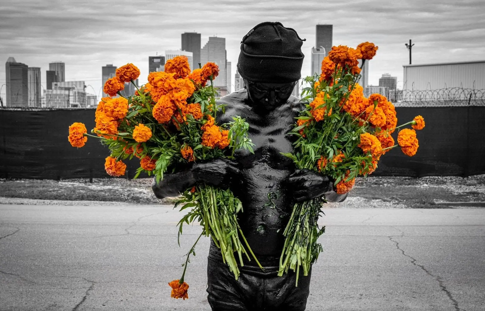 Artista tzutujil efectúa performance en Houston a la memoria de almas de migrantes