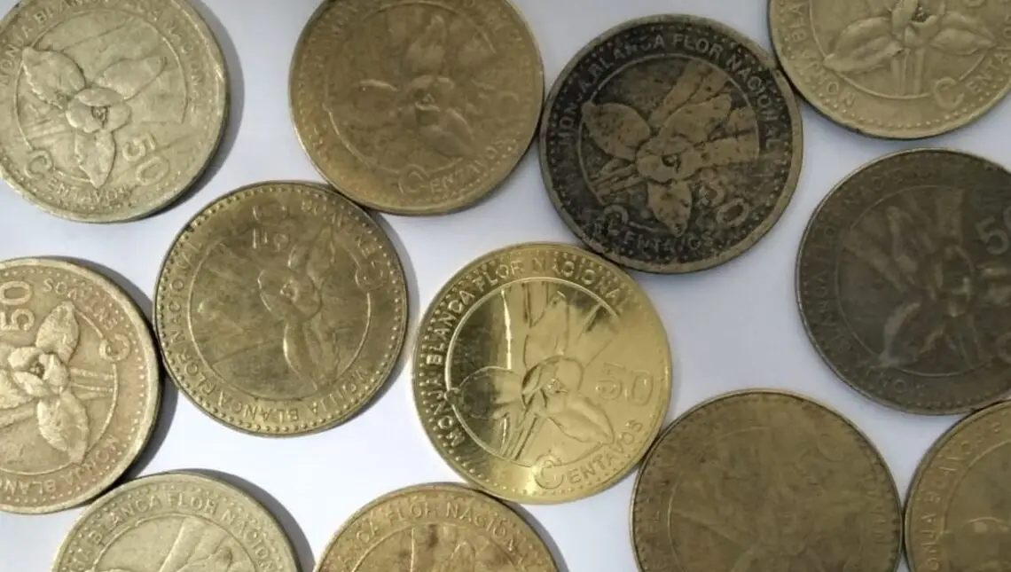 Monedas de 50 centavos de quetzal, en cuya cara figura la Monja Blanca. Durante varias décadas dejó de circular y reapareció aproximadamente en 2008. – SoyMigrante.com REVISTA