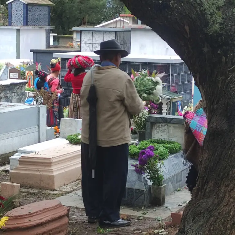 Los camposantos se llenan de colores y tradiciones. Las familias que no tienen la oportunidad de velar y enterrar a sus familiares oran por su descanso eterno Foto_ Diana Batz – SoyMigrante.com REVISTA Los camposantos se llenan de colores y tradiciones. Las familias que no tienen la oportunidad de velar y enterrar a sus familiares oran por su descanso eterno Foto_ Diana Batz – SoyMigrante.com REVISTA