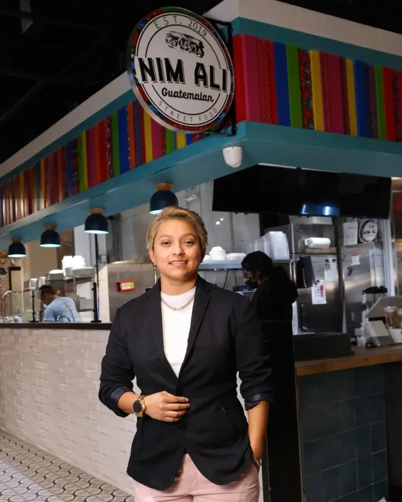 Un entrañable recuerdo de niñez fundamenta el sabor de los shukos preparados en Nim Ali, con sabor a nostalgia pero también a innovación. El emprendimiento de Karla Alonzo cumplirá 4 años este 24 de noviembre de 2023. – SoyMigrante.com REVISTA – SoyMigrante.com REVISTA