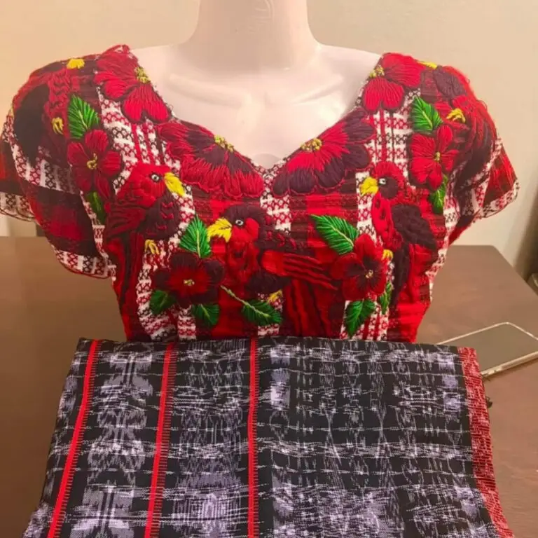 Traje típico rojo