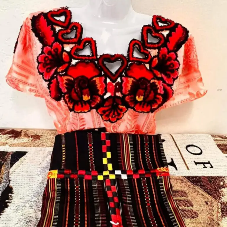 Traje típico rojo con flores