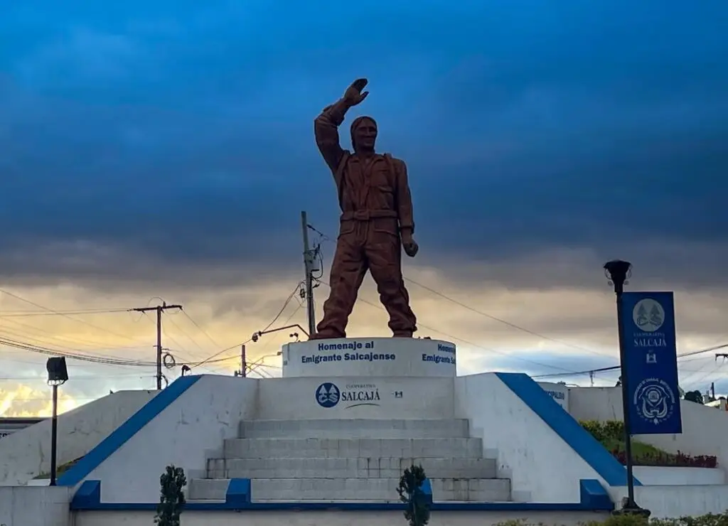 El monumento al Migrante explicado por su autor, Eduardo Sac, a 13 años de su inauguración