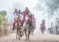 En la neblina comienzan a correr una y otra vez los todosanteros en memoria de los ancestros y celebrando la vida. La ebriedad es parte del juego y si alguien se cae, se levanta; si llega a fallecer por la caída, se considera una bendición. (Fotografía del festejo 2023 Abel Juarez, especial para SoyMigrante.com)