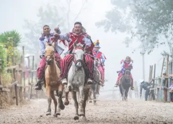 En la neblina comienzan a correr una y otra vez los todosanteros en memoria de los ancestros y celebrando la vida. La ebriedad es parte del juego y si alguien se cae, se levanta; si llega a fallecer por la caída, se considera una bendición. (Fotografía del festejo 2023 Abel Juarez, especial para SoyMigrante.com) – SoyMigrante.com REVISTA En la neblina comienzan a correr una y otra vez los todosanteros en memoria de los ancestros y celebrando la vida. La ebriedad es parte del juego y si alguien se cae, se levanta; si llega a fallecer por la caída, se considera una bendición. (Fotografía del festejo 2023 Abel Juarez, especial para SoyMigrante.com) – SoyMigrante.com REVISTA