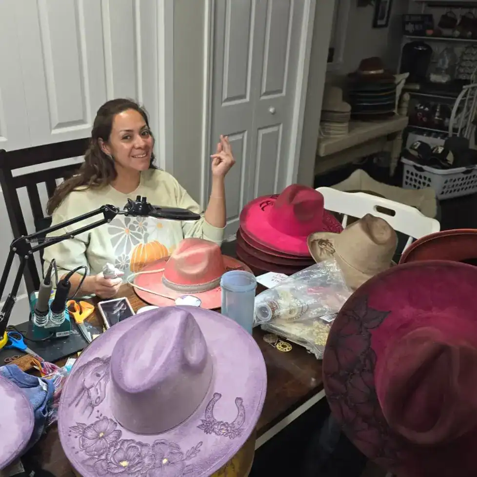 Sombreros de charro artesanales hechos a mano en diversos colores y diseños para celebración y cultura mexicana. – SoyMigrante.com REVISTA