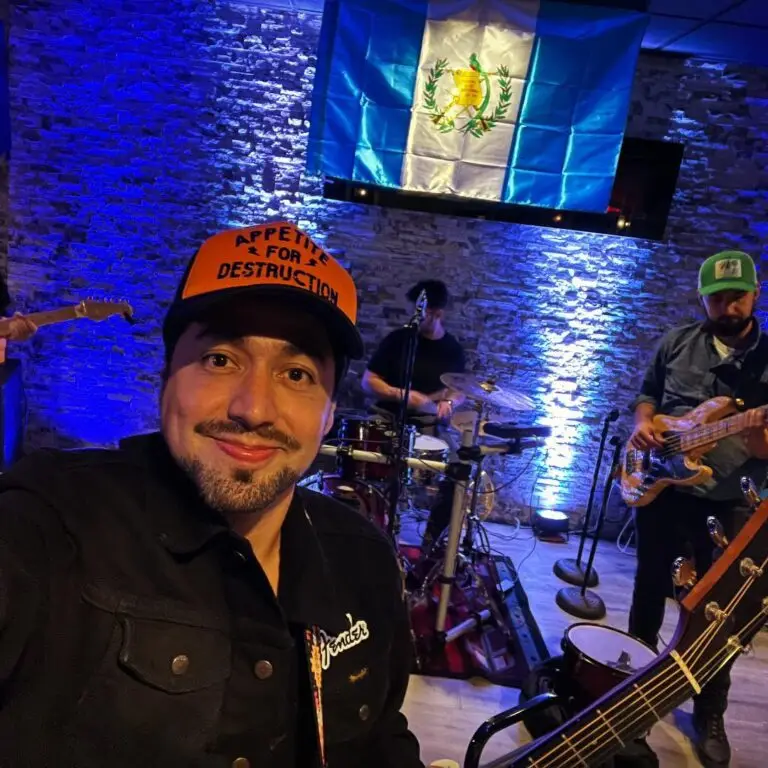 Presentarse ante comunidades de migrantes guatemaltecos es siempre un encuentro intenso con las raíces, dice el cantautor Domingo Lemus