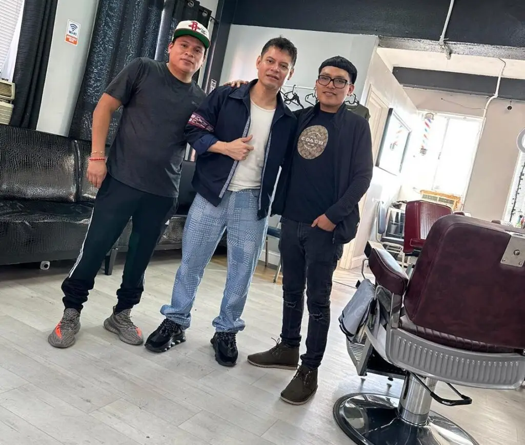 Los hermanos Marcos y Henry Pérez, de la barbería Prestige, atendieron en noviembre último al estilista migrante guatemalteco Sergop Fernando Arévalo, quien peina a celebridades en su salón de Los Angeles. – SoyMigrante.com REVISTA