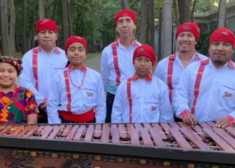 Familias migrantes integran una sola en Danza Awal