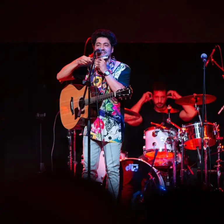 Lemus considera que al estar fuera de las fronteras patrias se rompe cualquier barrera entre guatemaltecos: todos nos unimos en una gran hermandad