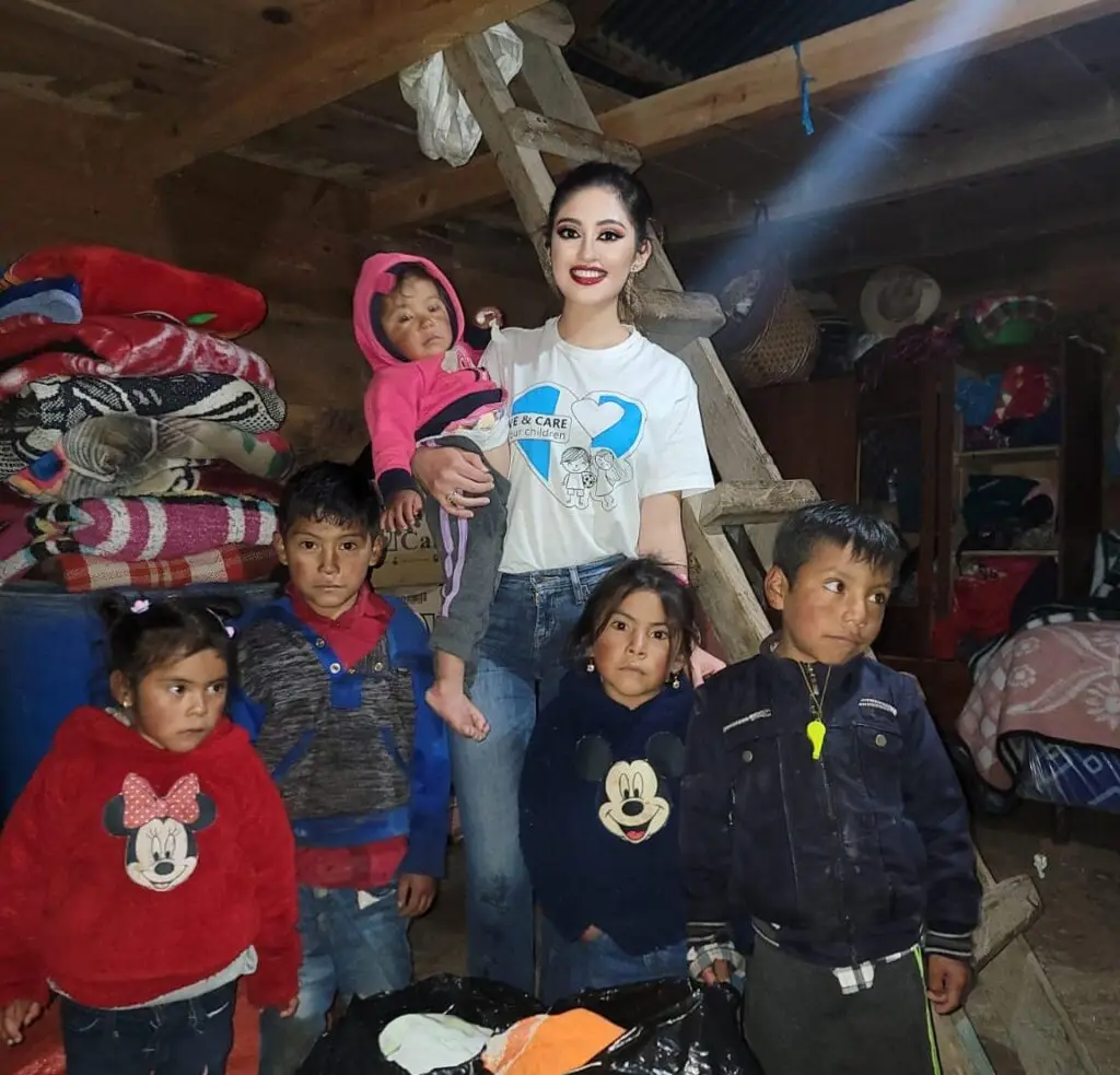 La ayuda enviada por el migrante Sergio Arévalo a Guatemala se distribuye entre familias con verdadera necesidad. Calzado, ropa, útiles escolares y a veces también pañales desechables. – SoyMigrante.com REVISTA – SoyMigrante.com REVISTA