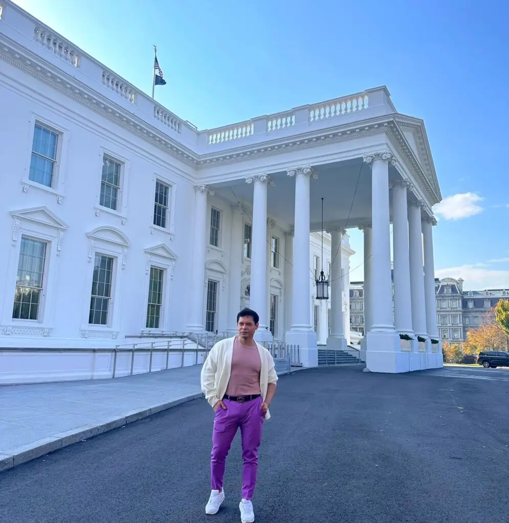 El estilista y migrante Sergio Arévalo recordó, durante su paseo en la Casa Blanca, tantas pobrezas y vicisituudes que vivió en su niñez y adolescencia. Cuando quería estudiar y no podía, pero entonces apareció el mundo de la belleza en su camino. – SoyMigrante.com REVISTA – SoyMigrante.com REVISTA
