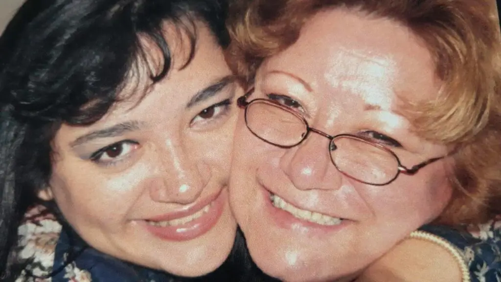 El entrañable recuerdo de su mamá (+) siempre acompaña a Silvia Leonora Obregón de Booth. Su ejemplo de lucha, su carisma y sensibilidad corren por su sangre. – SoyMigrante.com REVISTA – SoyMigrante.com REVISTA