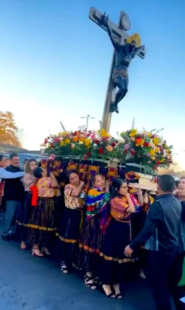 Procesión del Santo Cristo de Esquipulas en Lilburn, Atlanta, llevada por migrantes guatemaltecas. Imagen de 2023 de la comunidad Unidos por la fe Atlanta. – SoyMigrante.com REVISTA – SoyMigrante.com REVISTA