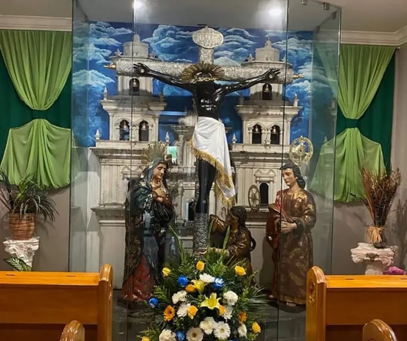 Venerada imagen del Cristo de Esquipulas, con una maqueta del atrio de la Basílica elaborada por el artista migrante Raúl Monterroso – SoyMigrante.com REVISTA – SoyMigrante.com REVISTA