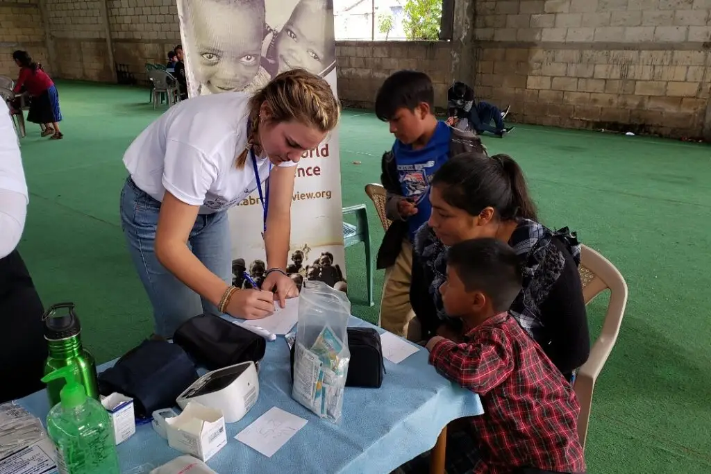 Imagen de referencia de una campaña médica de Broader View, entidad de voluntariado que participa en la organización de la misión que se efectuará en Quetzaltenango y Totonicapán, en la cual participan médicos de la Universidad de Oklahoma, junto a los cuales llega Limayre Gramajo. – SoyMigrante.com REVISTA – SoyMigrante.com REVISTA