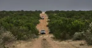 Los migrantes indocumentados se exponen a los abusos y crímenes de grupos del narcotráfico, al riesgo de morir en el cruce del desierto y también a ser detenidos por autoridades migratorias de EE.UU: – SoyMigrante.com REVISTA