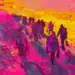 Paisaje de emigrantes caminando con mochilas en un sendero colorido en tonos rosa, naranja y amarillo, ilustración artística sobre migración y desplazamiento internacional.