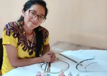 María Rosario Hernández Ponce es originaria de Zunil Quetzaltenango, Guatemala. Desde los 15 años se ha dedicado a confeccionar prendas propias y ahora se ha convertido en diseñadora de prendas con tejidos de la indumentaria maya. Es estudiante de Trabajo Social en la universidad de su país.
