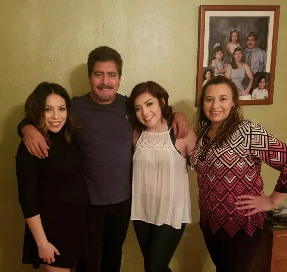 En el orden de la fotografía: Limayre, Jairo, Sharlotte y Sara Gramajo, en una foto familiar de hace algunos años: nótese el retrato también familiar de cuando Limayre cumplió 15 años. Limayre llega a Guatemala con una misión de médicos estadounidenses en febrero de 2024. – SoyMigrante.com REVISTA – SoyMigrante.com REVISTA