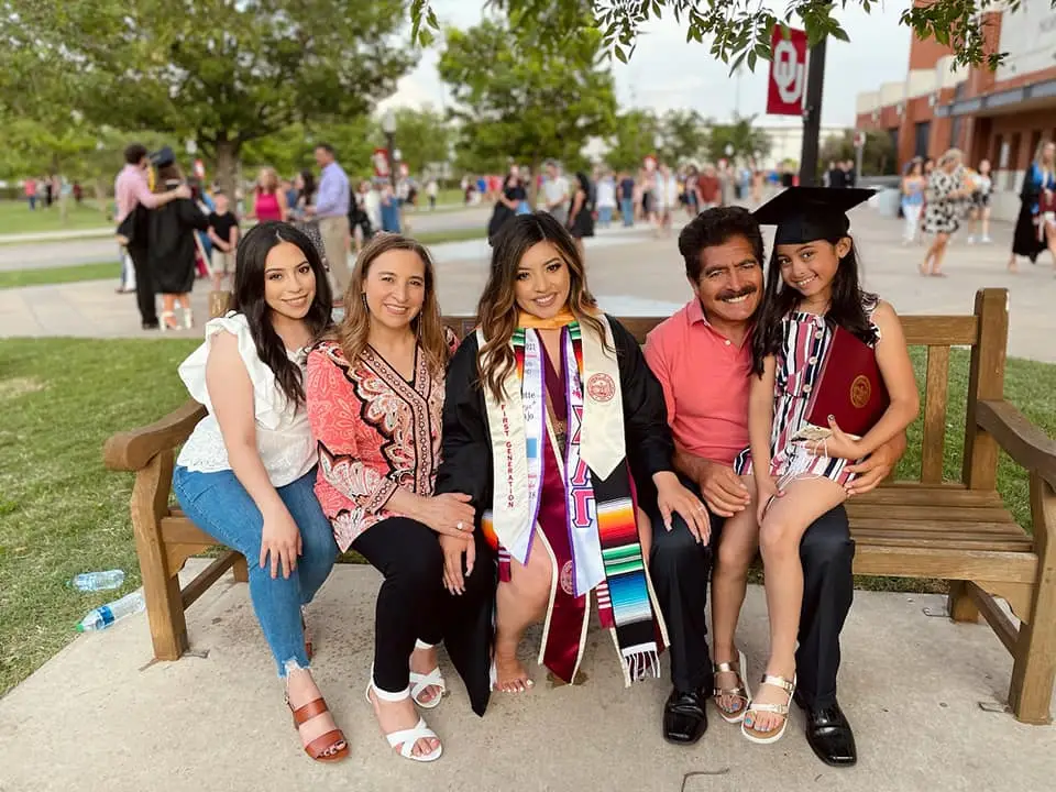 Graduación de Sharlotte de High School. Ella también estudia Medicina, con el decidido apoyo de sus padres. – SoyMigrante.com REVISTA – SoyMigrante.com REVISTA