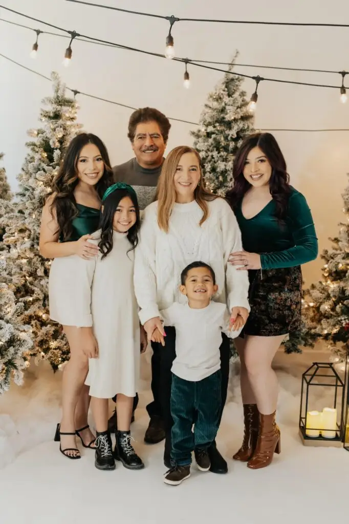 Siguen adelante: Jairo y Sara, junto a sus hijas Limayre y Sharlotte, y sus nietos Gabriela y Seth. El sueño continúa y también el esfuerzo. – SoyMigrante.com REVISTA – SoyMigrante.com REVISTA
