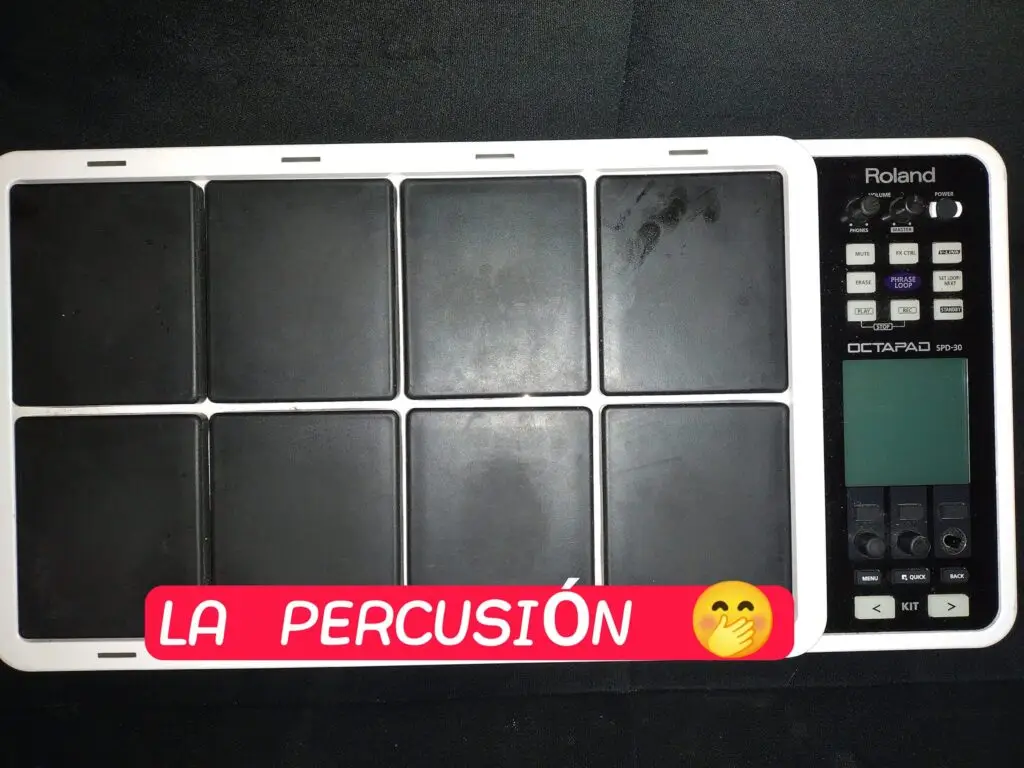 José Gámez también es disjockey, bajo el nombre DJ Gallito. Esta habilidad le ayudó a crear un sonido inconfundible que hoy interpreta junto a sus amigos y compatriotas.