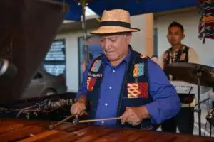 Benvenuto Girón Barrios, oriundo de Las brisas Sibilia Quetzaltenango, Guatemala. Cultivó su amor por la música desde temprana edad, influenciado por su padre y tíos. – SoyMigrante.com REVISTA