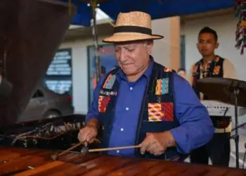 Benvenuto Girón Barrios, oriundo de Las brisas Sibilia Quetzaltenango, Guatemala. Cultivó su amor por la música desde temprana edad, influenciado por su padre y tíos.