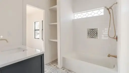 ANTES Y DESPUÉS de algunos proyectos de CV Design and Construction, la compañía de los hermanos Cifuentes.