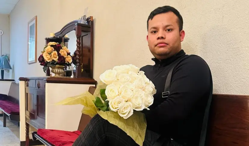 Israel Barrera, primo del migrante fallecido Junior B. González, agradece el apoyo de la comunidad migrante guatemalteca en Houston Texas y de la líder Susana Oxlaj, para lograr la repatriación de los restos. Fotografía poco antes de comenzar el velatorio del connacional.