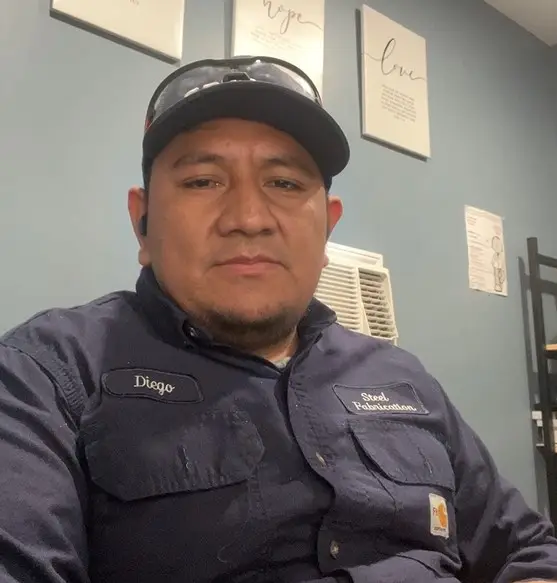 Diego Manuel llegó a Estados Unidos en 2006, a los 18 años. Diez años después, en 2016 fundaba su compañía The Steel Fabrication. Atiende esta entrevista desde su oficina, en Birmingham, Alabama, – SoyMigrante.com REVISTA Diego Manuel llegó a Estados Unidos en 2006, a los 18 años. Diez años después, en 2016 fundaba su compañía The Steel Fabrication. Atiende esta entrevista desde su oficina, en Birmingham, Alabama, – SoyMigrante.com REVISTA