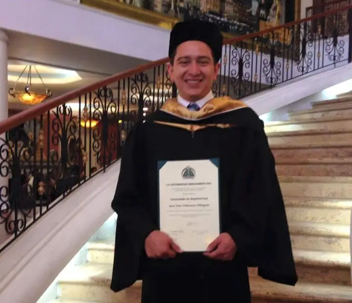 Después de su interinato en una compañía petrolera de Oklahoma, donde laboró como diseñador, Axel regresó a Guatemala para efectuar sus examenes privados y graduarse de Arquitecto. Al regresar, no se fue solo, se llevó a su hermano Danilo, que es ingeniero civil. – SoyMigrante.com REVISTA Después de su interinato en una compañía petrolera de Oklahoma, donde laboró como diseñador, Axel regresó a Guatemala para efectuar sus examenes privados y graduarse de Arquitecto. Al regresar, no se fue solo, se llevó a su hermano Danilo, que es ingeniero civil. – SoyMigrante.com REVISTA