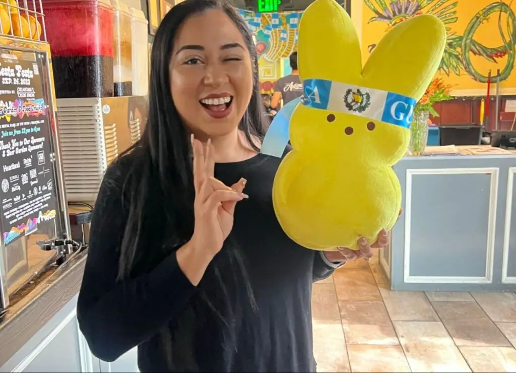 Ana Sofía Valdez, una migrante guatemalteca, impulsa el restaurante Café Antigua con su ingenio culinario, pero también sirve como un inspirador ejemplo de empoderamiento femenino. – SoyMigrante.com REVISTA