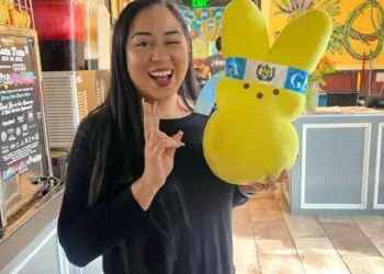 Ana Sofía Valdez, una migrante guatemalteca, impulsa el restaurante Café Antigua con su ingenio culinario, pero también sirve como un inspirador ejemplo de empoderamiento femenino.