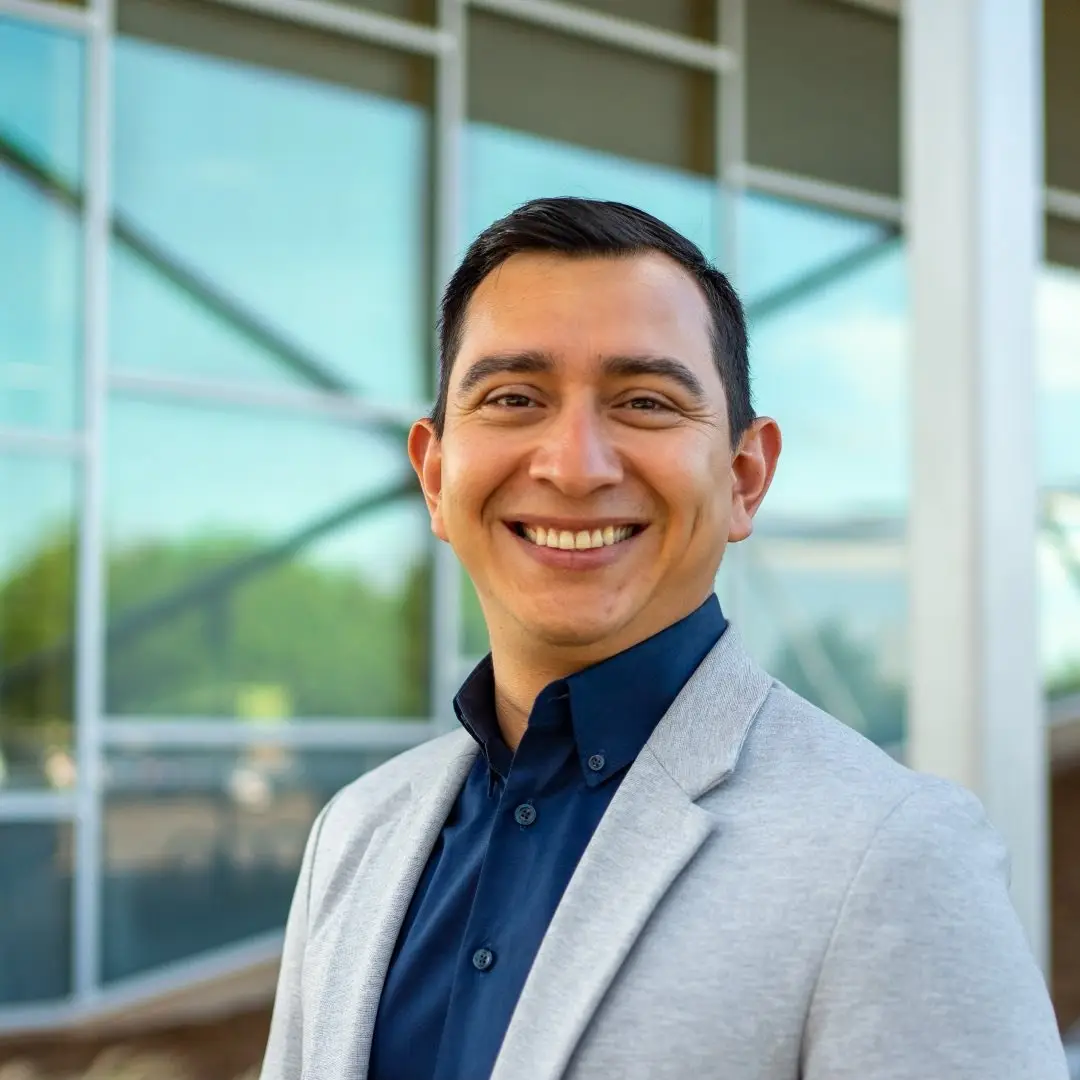 Migrante y arquitecto guatemlteco Axel Cifuentes es el tercero de cuatro hermanos que tienen su propia compañía de bienes raíces y construcción en Estados Unidos, a donde él llegó en 2013 por una pasantía. – SoyMigrante.com REVISTA