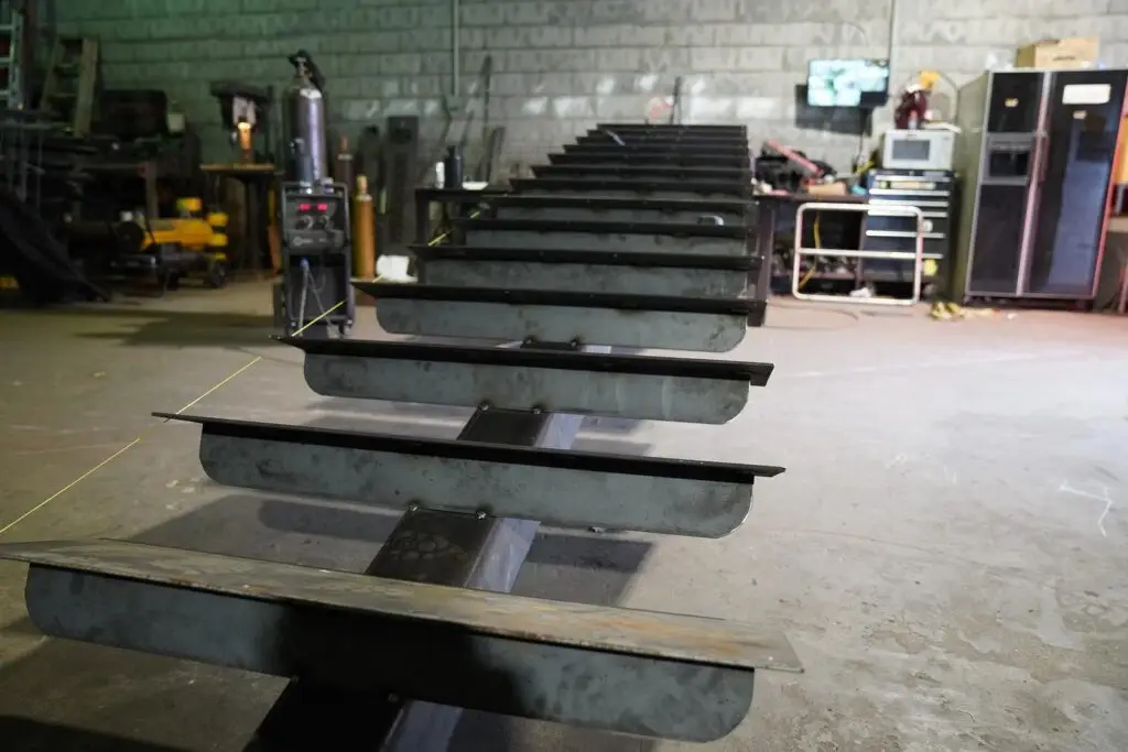 Diego Manuel y su equipo diseñan, elaboran e instalan todo trabajo de herrería que les encarguen. Barandas, puertas, estructuras y en este caso, una escalera exterior.