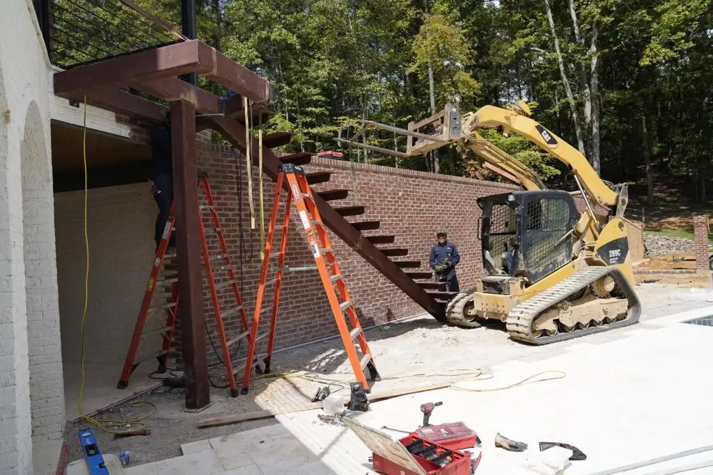 Diego Manuel y su equipo diseñan, elaboran e instalan todo trabajo de herrería que les encarguen. Barandas, puertas, estructuras y en este caso, una escalera exterior.