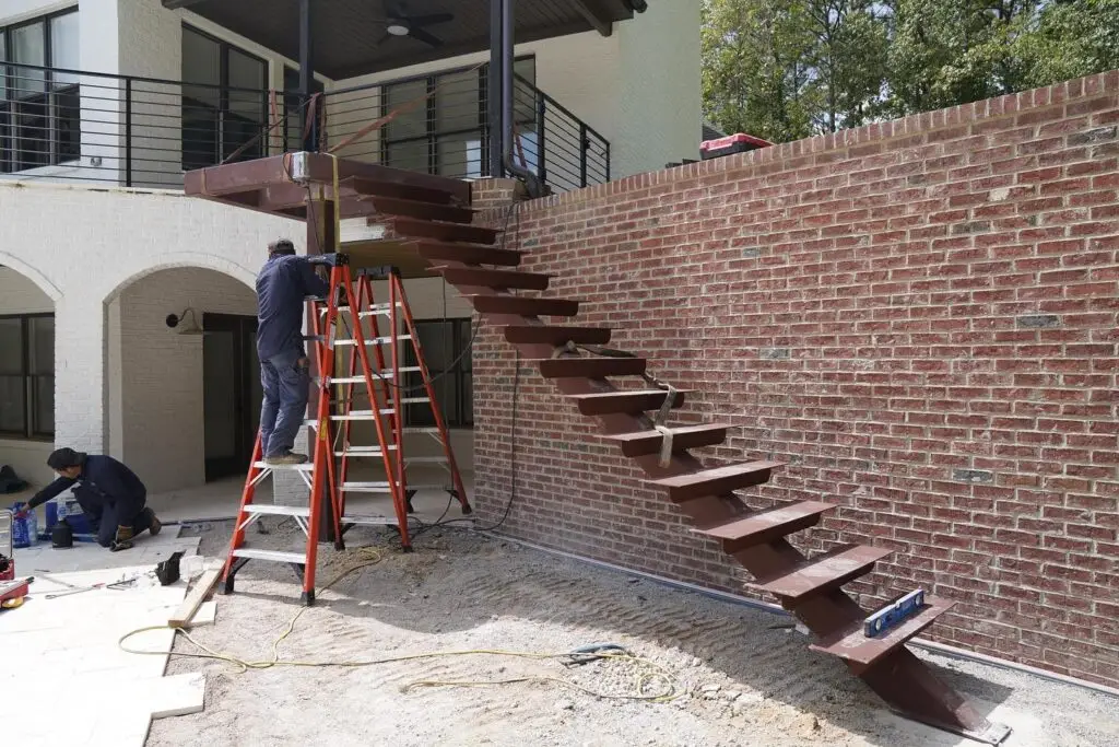 Diego Manuel y su equipo diseñan, elaboran e instalan todo trabajo de herrería que les encarguen. Barandas, puertas, estructuras y en este caso, una escalera exterior.