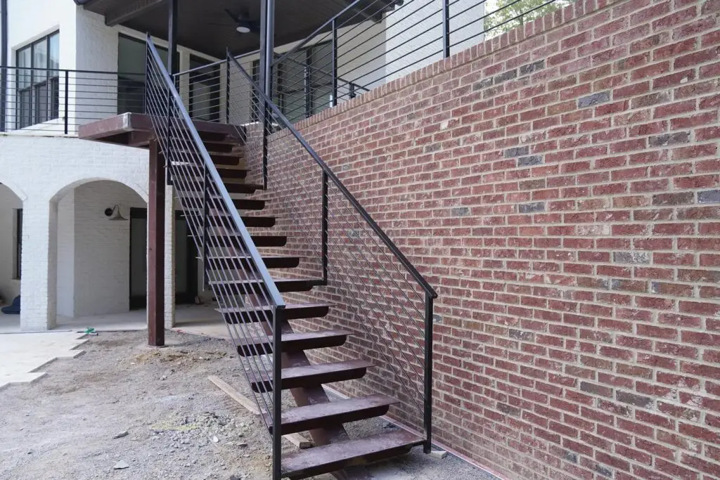 Diego Manuel y su equipo diseñan, elaboran e instalan todo trabajo de herrería que les encarguen. Barandas, puertas, estructuras y en este caso, una escalera exterior.